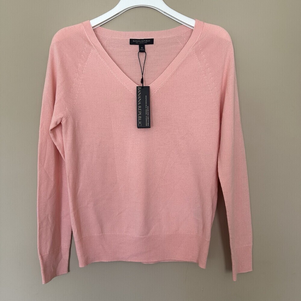 NWT Banana Republic 100% Merino Wool Vneck Sweater Women XS Light Weight Pink - Picture 1 of 12
